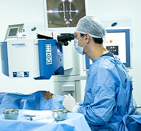 dr diegogadelha durante cirurgia oftalmologica