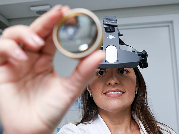 dra neylane com um aparelho para ver o grau